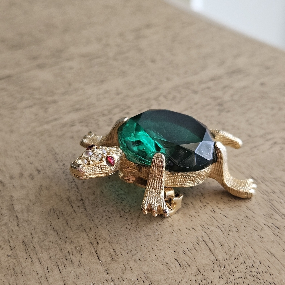 Vintage Brooch Green Glass Gold Tone Turtle Pin Brooch - Picture 6 of 11